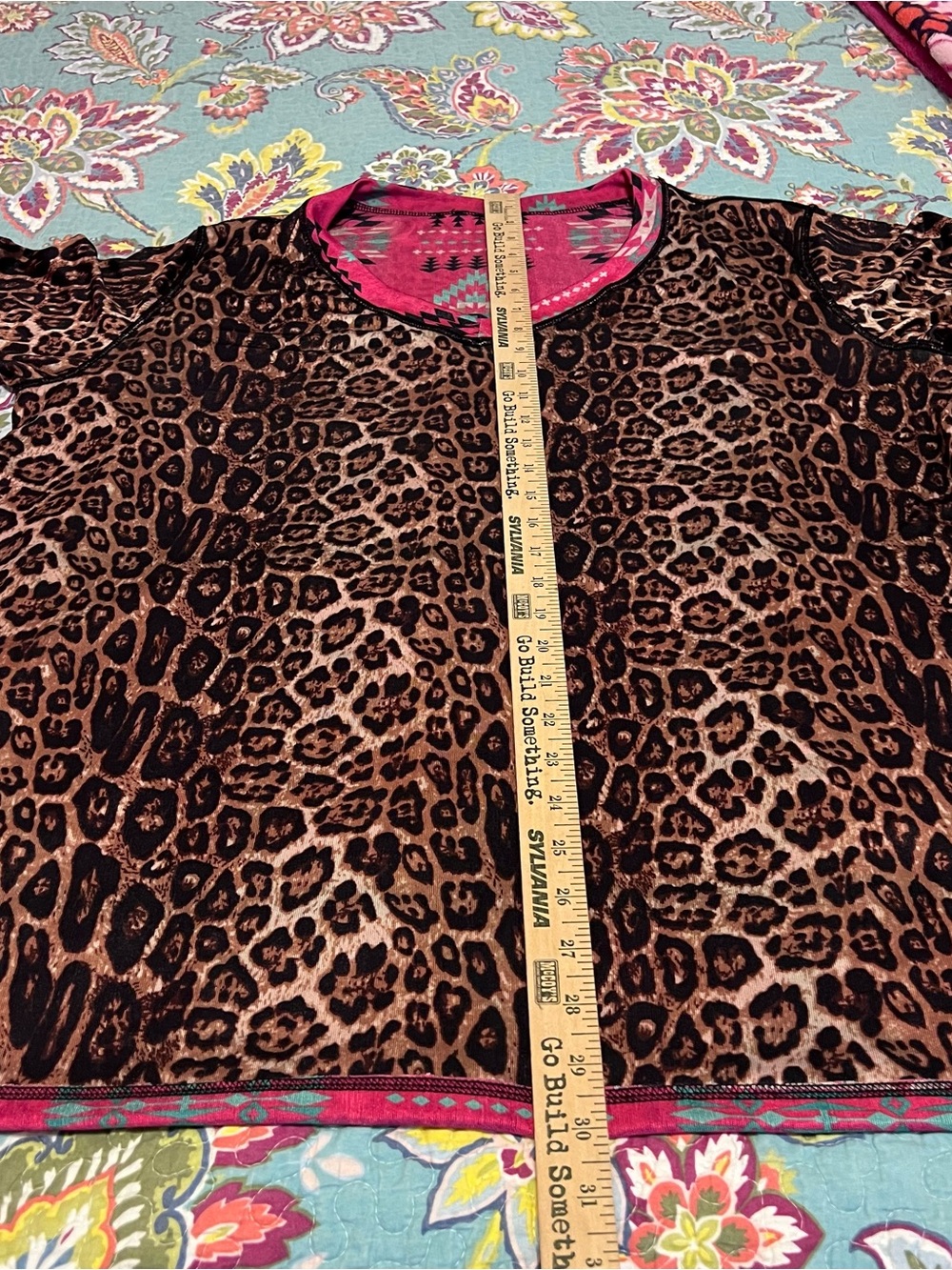 Sterling Kreek Pink Aztec/Leopard Reversible V-Neck 2X - Picture 9 of 10